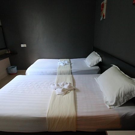 Mandarin Hotel Kuching Esterno foto