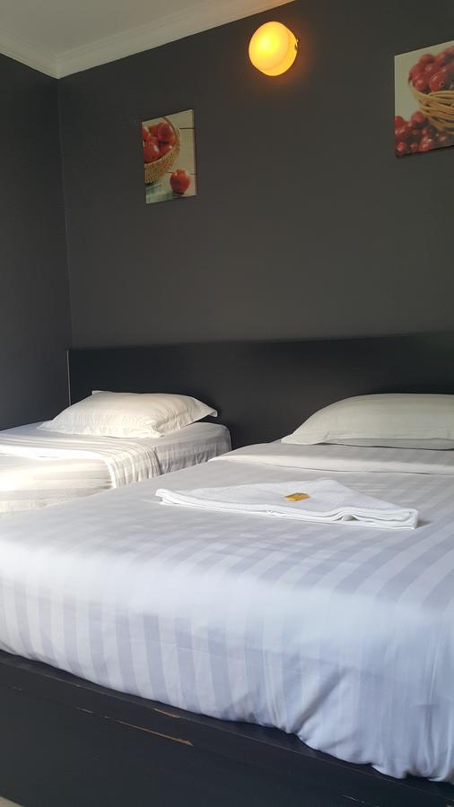 Mandarin Hotel Kuching Esterno foto