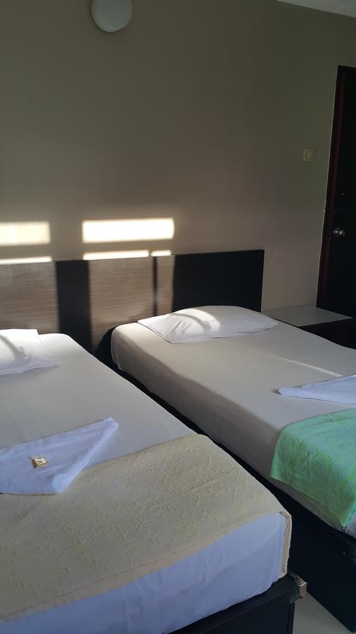 Mandarin Hotel Kuching Esterno foto