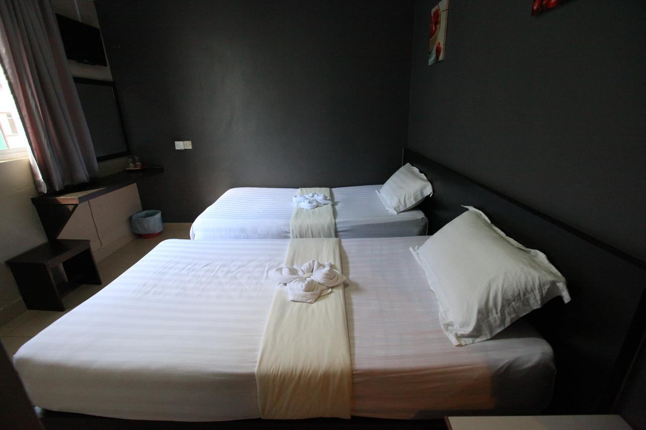 Mandarin Hotel Kuching Esterno foto