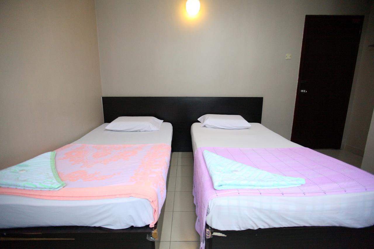 Mandarin Hotel Kuching Esterno foto