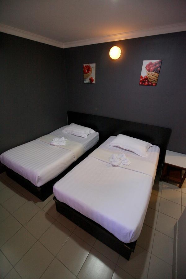 Mandarin Hotel Kuching Esterno foto