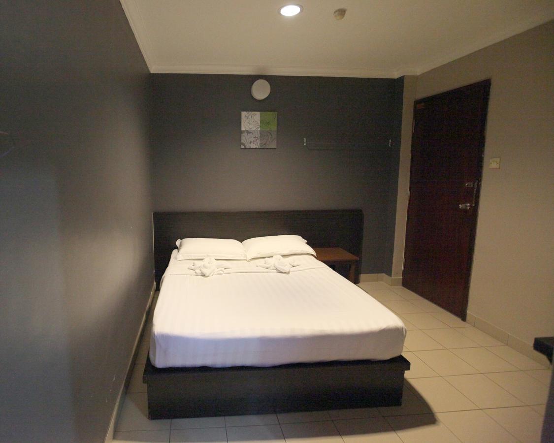 Mandarin Hotel Kuching Esterno foto
