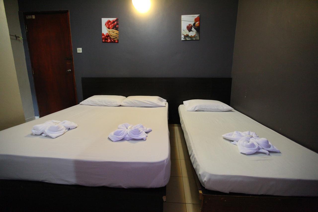 Mandarin Hotel Kuching Esterno foto